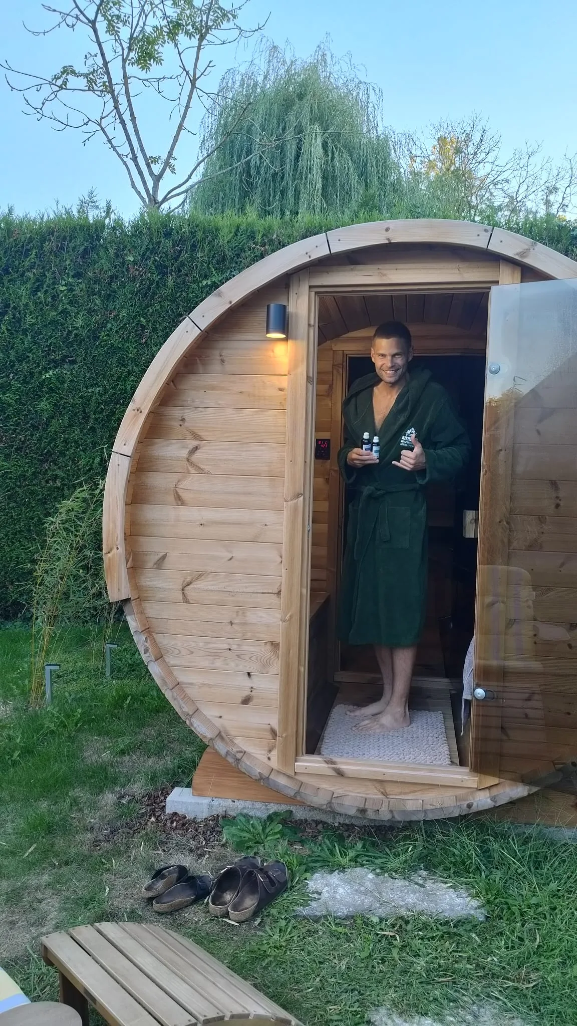 Gastheer van STIMULHUS in badjas bij de barrelsauna
