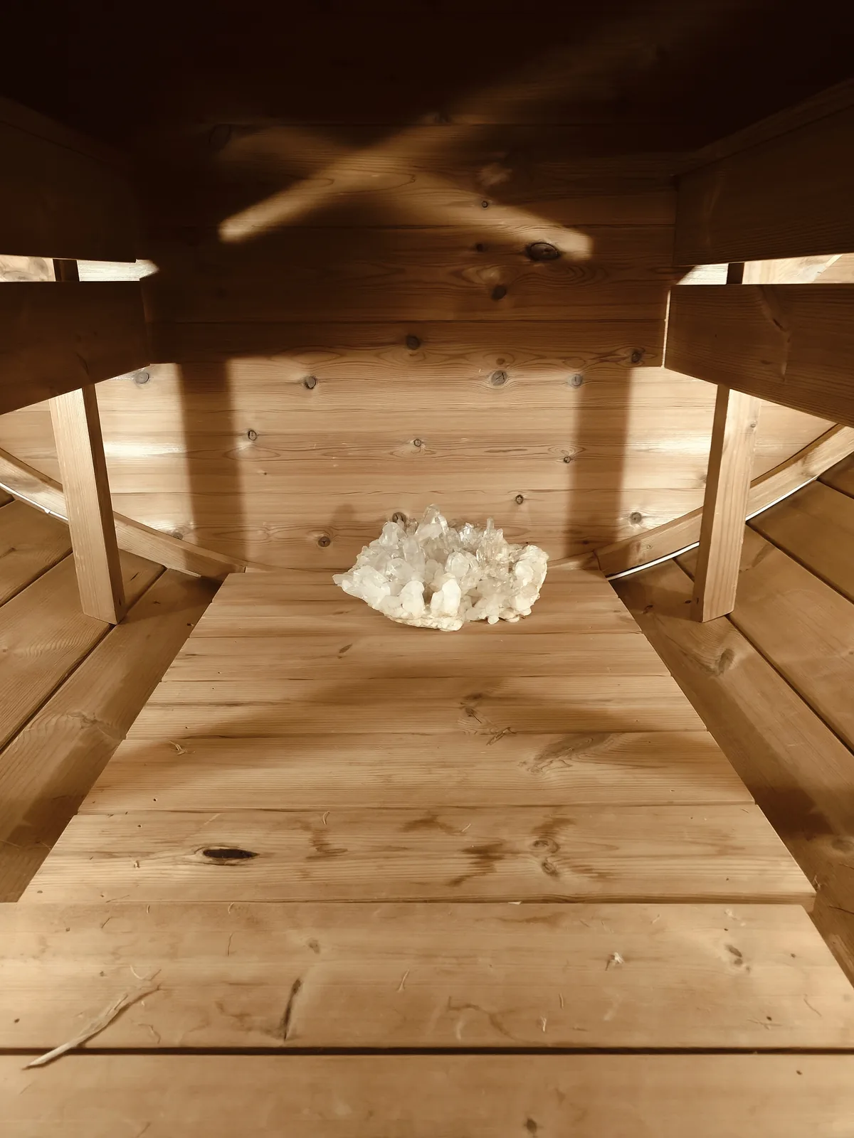 Binnenzicht van de houten sauna met handdoeken en zacht licht