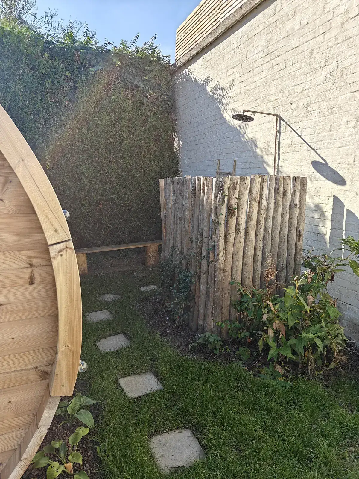 Het tuinpad langs de buitendouche richting de sauna